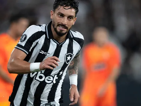 Botafogo pode perder Alex Telles contra o Coritiba