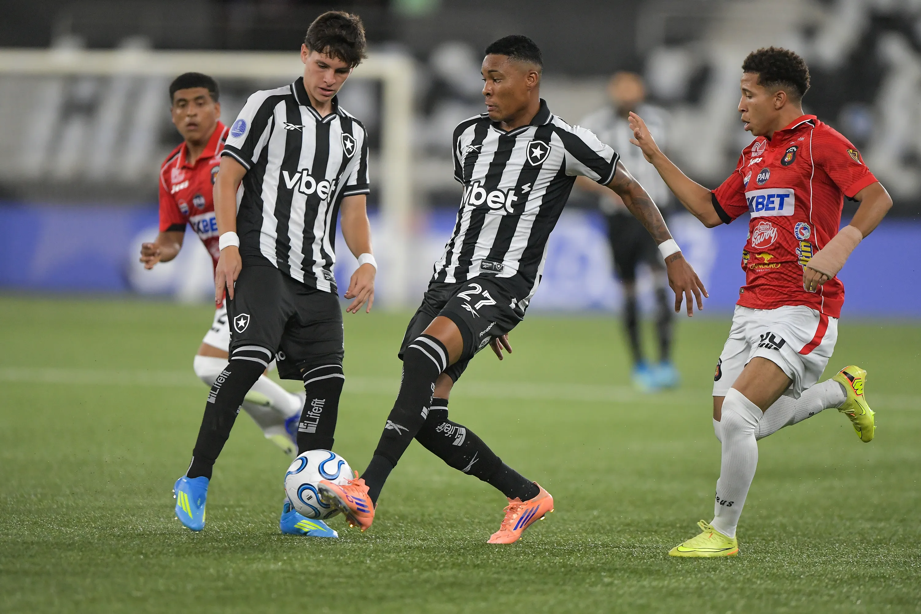 Caio Roque jogador do Botafogo durante partida contra o Caracas no estadio Engenhao pelo campeonato Copa Sul-Americana 2026. Foto: Thiago Ribeiro/AGIF