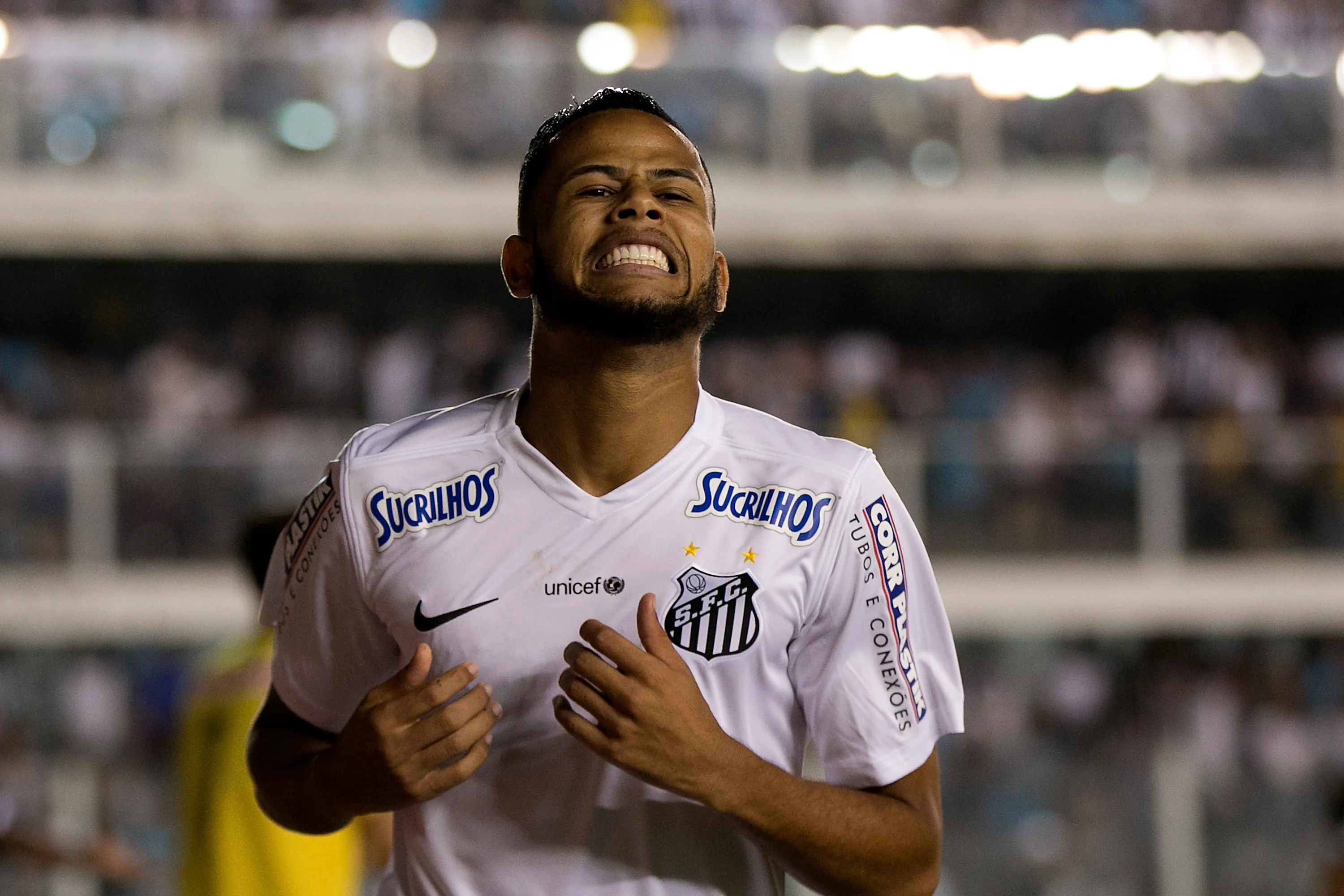Geuvanio do Santos  lamenta jogada perdida durante partida do Campeonato Brasileiro A 2015, no estadio da Vila Belmiro/Santos. foto:Daniel Vorley/AGIF.