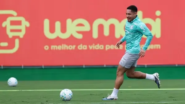 Vitor Roque treina no Palmeiras.