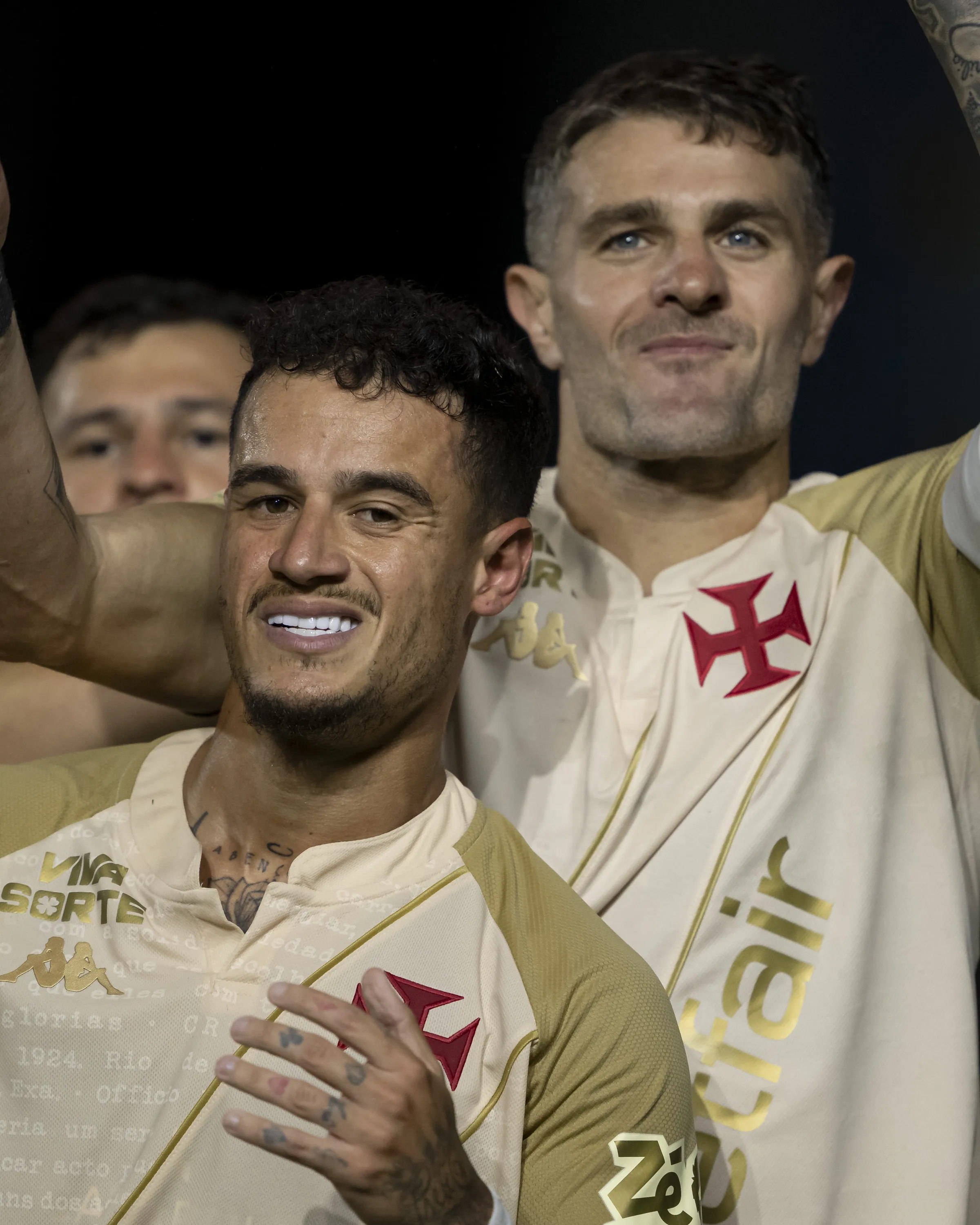 RJ – RIO DE JANEIRO – 04/12/2024 – BRASILEIRO A 2024, VASCO X ATLETICO-MG – Vegetti jogador do Vasco comemora seu gol com Philippe Coutinho jogador da sua equipe durante partida contra o Atletico-MG no estadio Sao Januario pelo campeonato Brasileiro A 2024. Foto: Jorge Rodrigues/AGIF