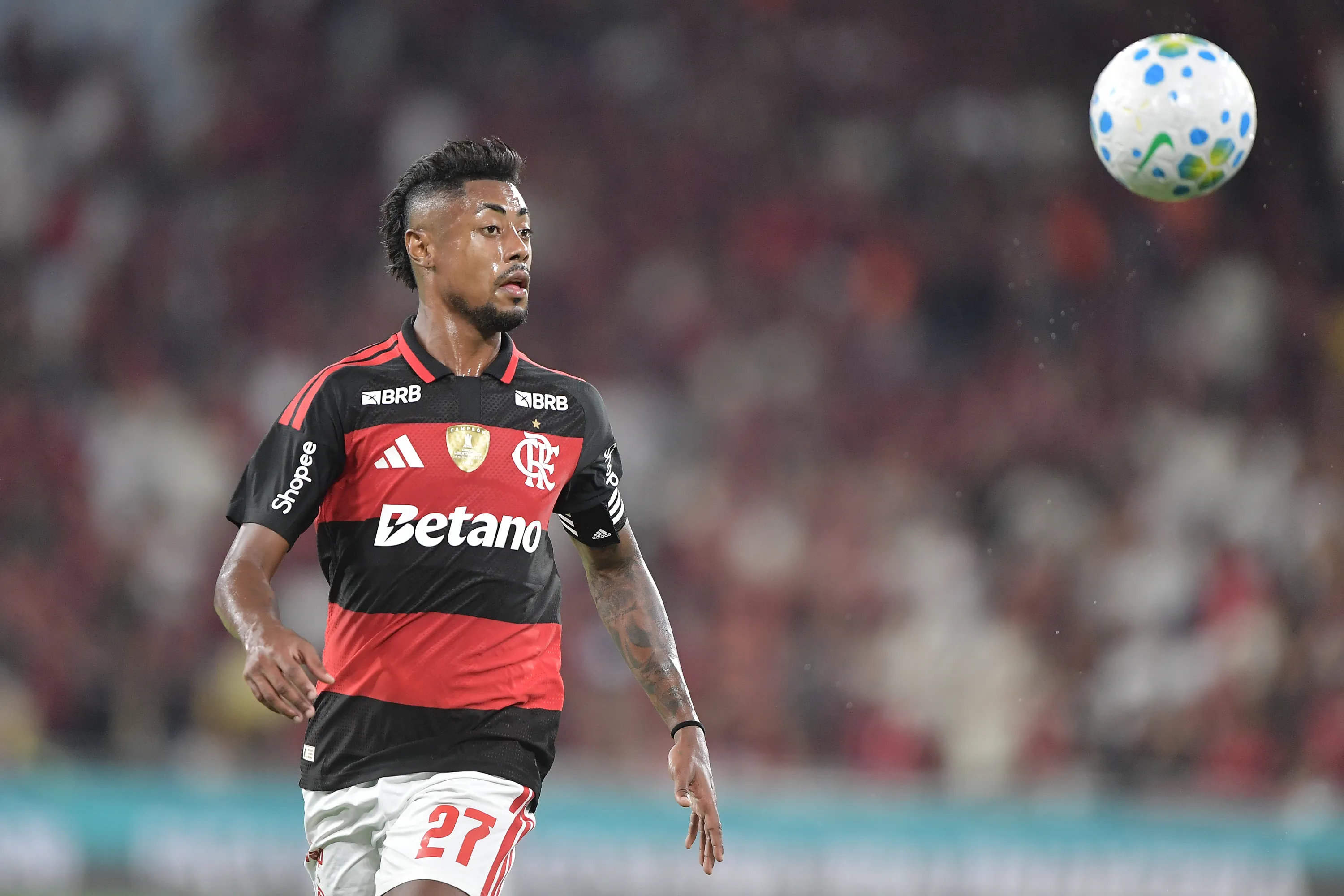 Bruno Henrique durante partida contra o Internacional no Maracanã pelo Campeonato Brasileiro 2026 – Foto: Thiago Ribeiro/AGIF.