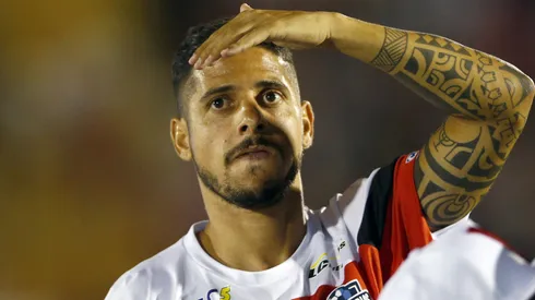 Cicinho durante partida amistosa.