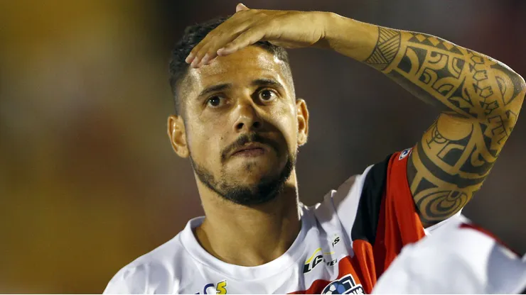 Cicinho durante partida amistosa.