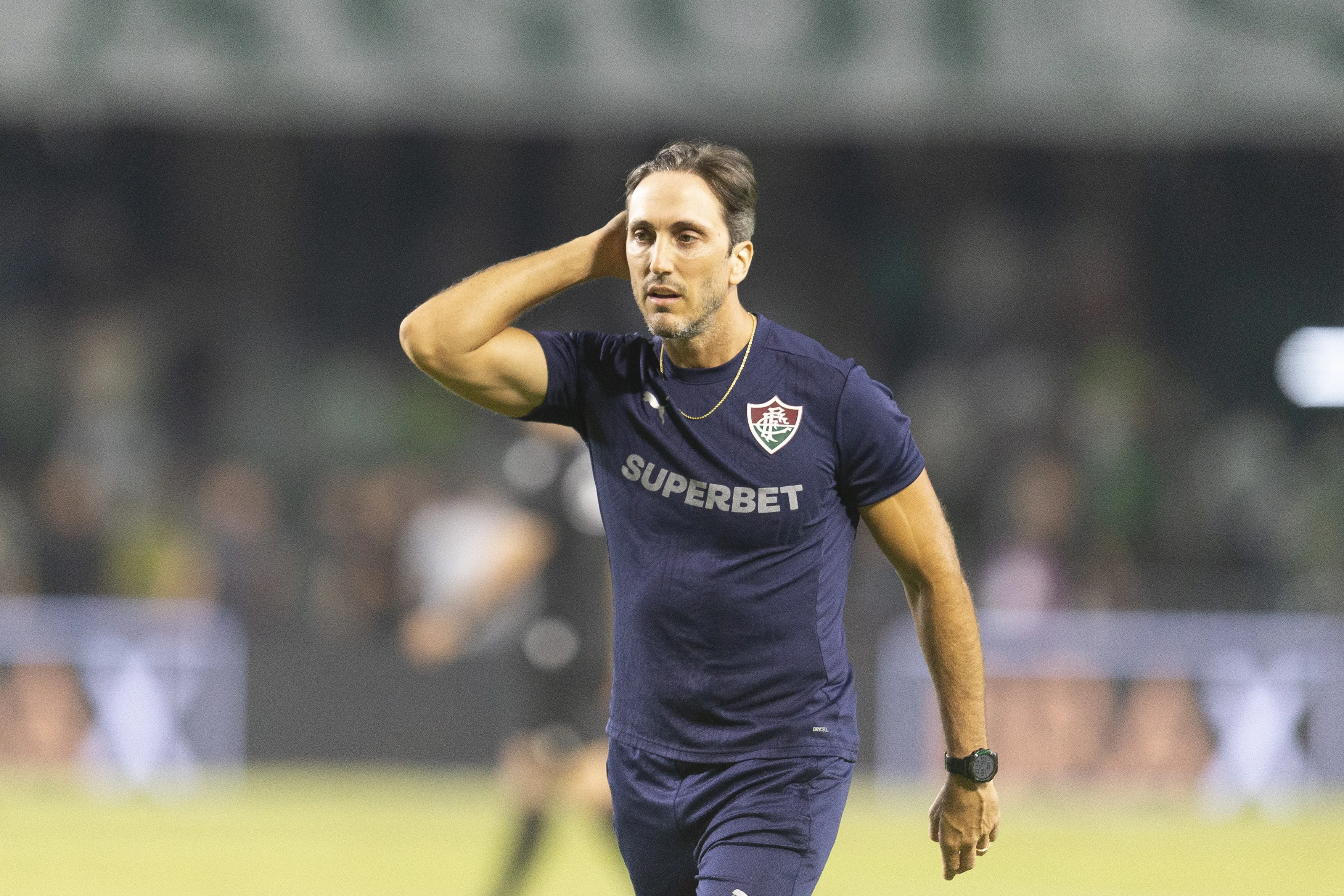 Luis Zubeldia tecnico do Fluminense durante partida contra o Coritiba no estadio Couto Pereira pelo campeonato Brasileiro A 2026. Foto: Hedeson Alves/AGIF