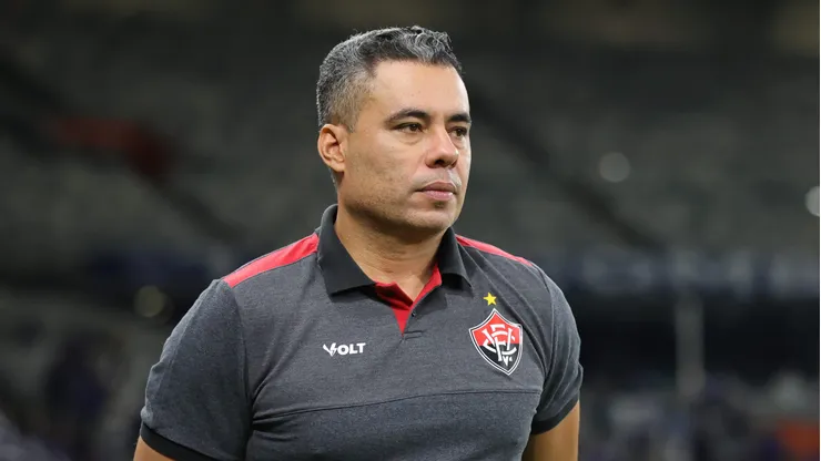 Jair Ventura tecnico do Vitoria durante partida contra o Cruzeiro no estadio Mineirao pelo campeonato Brasileiro A 2026. Foto: Gilson Lobo/AGIF