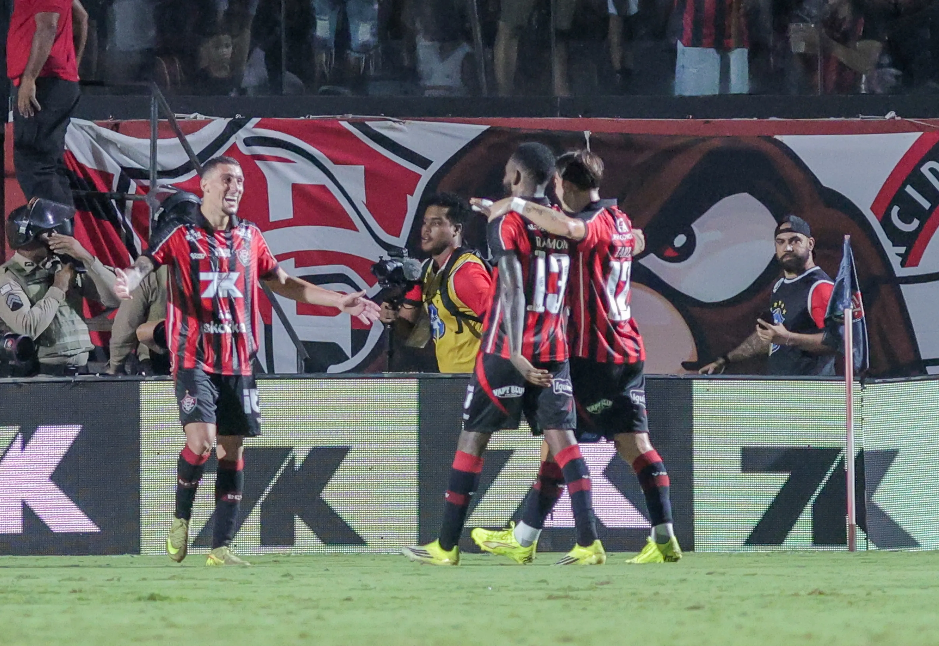 Ramon jogador do Vitoria comemora seu gol durante partida contra o Sao Paulo no estadio Barradao pelo campeonato Brasileiro A 2026. Foto: Marcio Jose/AGIF