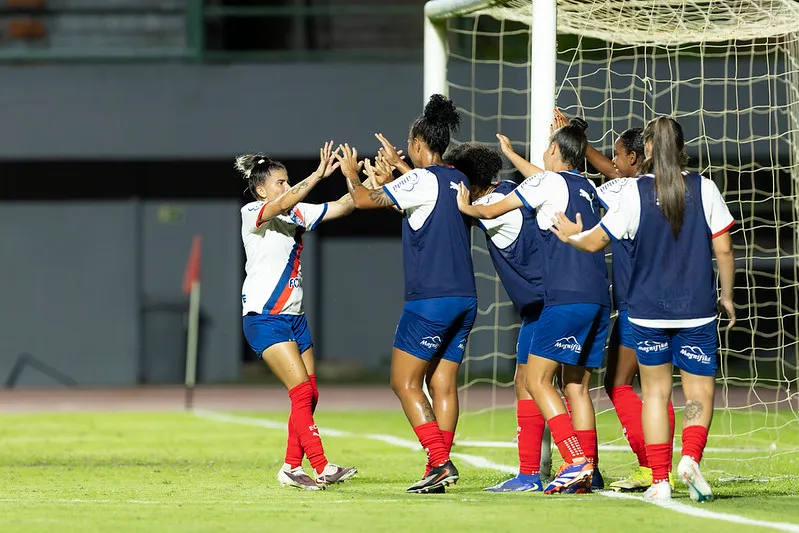 Jogadoras do Bahia comemoram um dos gols marcados contra o América-MG - Foto: Rafael Rodrigues/EC Bahia