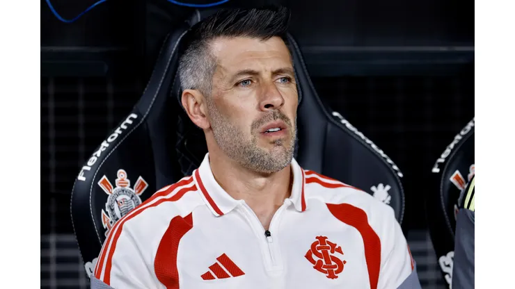 Paulo Pezzolano tecnico do Internacional durante partida contra o Corinthians no estadio Arena Corinthians pelo campeonato Brasileiro A 2026. Foto: Marcello Zambrana/AGIF