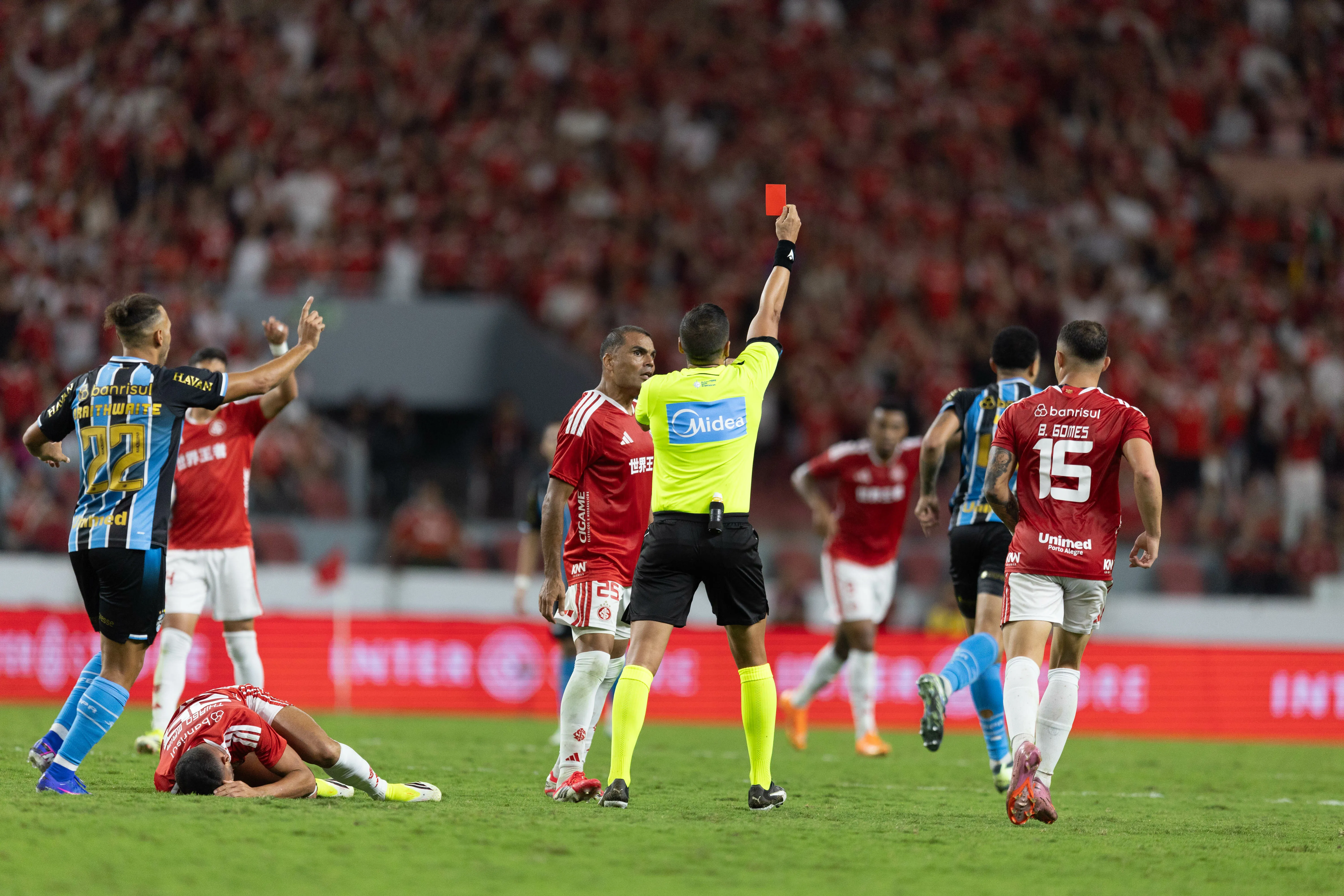 RS – PORTO ALEGRE – 11/04/2026 – BRASILEIRO A 2026, INTERNACIONAL X GREMIO – Viery jogador do Gremio recebe cartao vermelho do arbitro durante partida contra o Internacional no estadio Beira-Rio pelo campeonato Brasileiro A 2026. Foto: Liamara Polli/AGIF