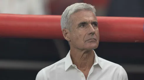 Luis Castro tecnico do Gremio durante partida contra o Internacional no estadio Beira-Rio pelo campeonato Brasileiro A 2026. Foto: Liamara Polli/AGIF