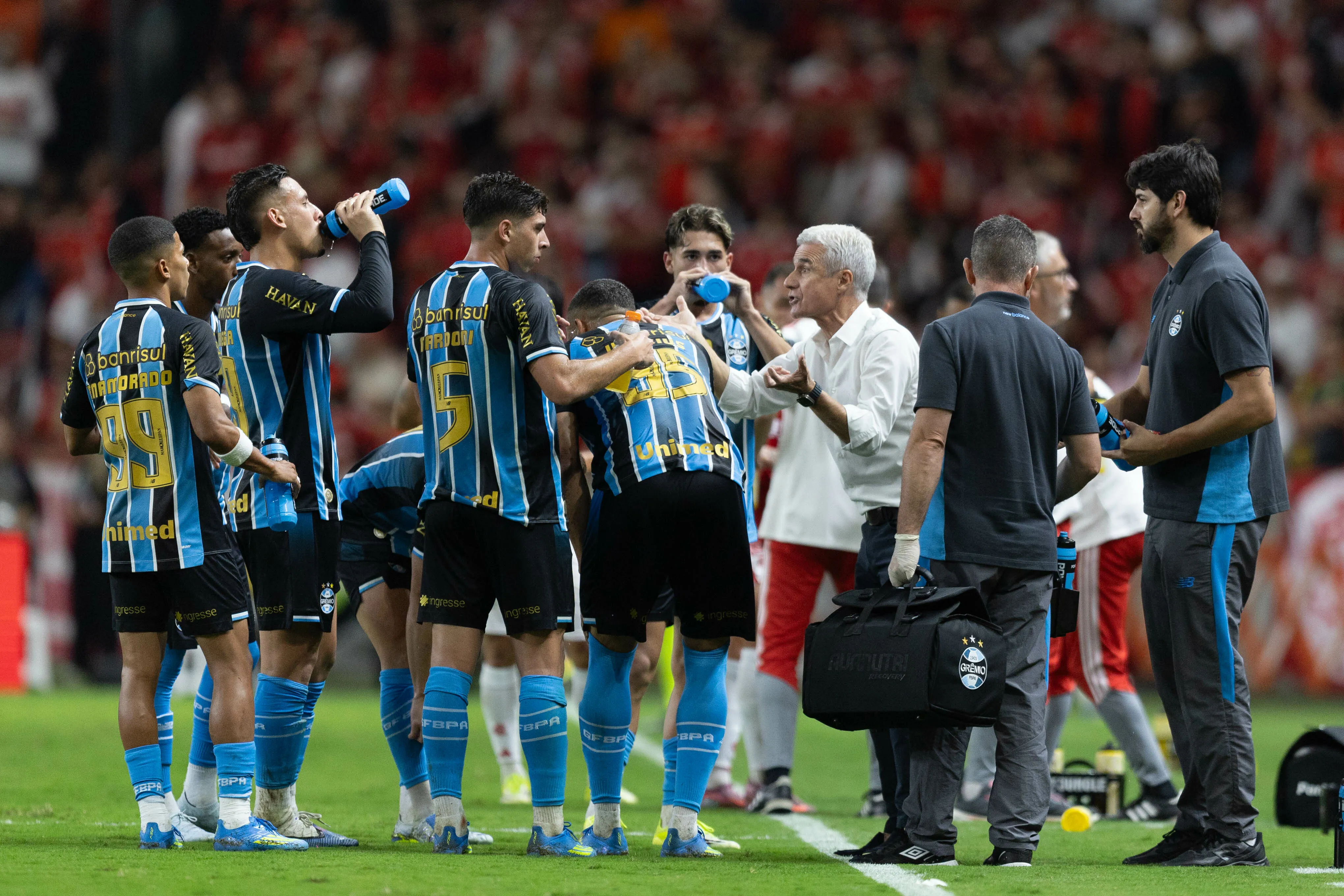 Luis Castro  tecnico do Gremio durante partida contra o Internacional no estadio Beira-Rio pelo campeonato Brasileiro A 2026. Foto: Liamara Polli/AGIF