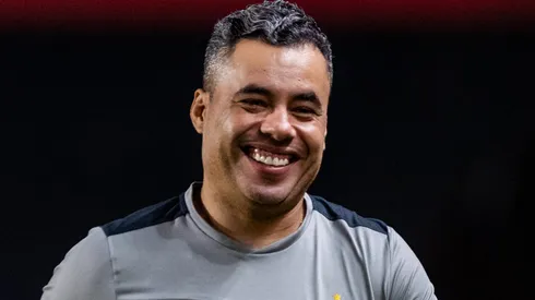 Jair Ventura durante confronto entre Sport e Vitória no Brasileirão de 2025.