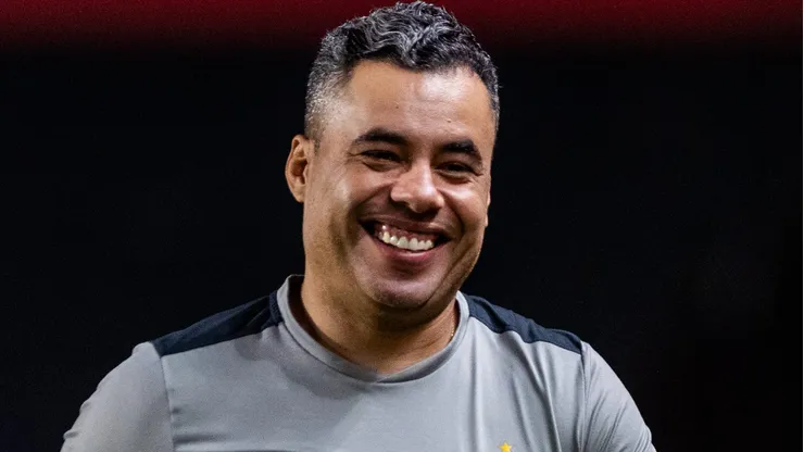 Jair Ventura durante confronto entre Sport e Vitória no Brasileirão de 2025.