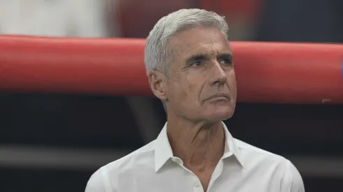 Luís Castro técnico do Grêmio durante partida contra o Internacional no estádio Beira-Rio pelo campeonato Brasileiro A 2026. Foto: Liamara Polli/AGIF