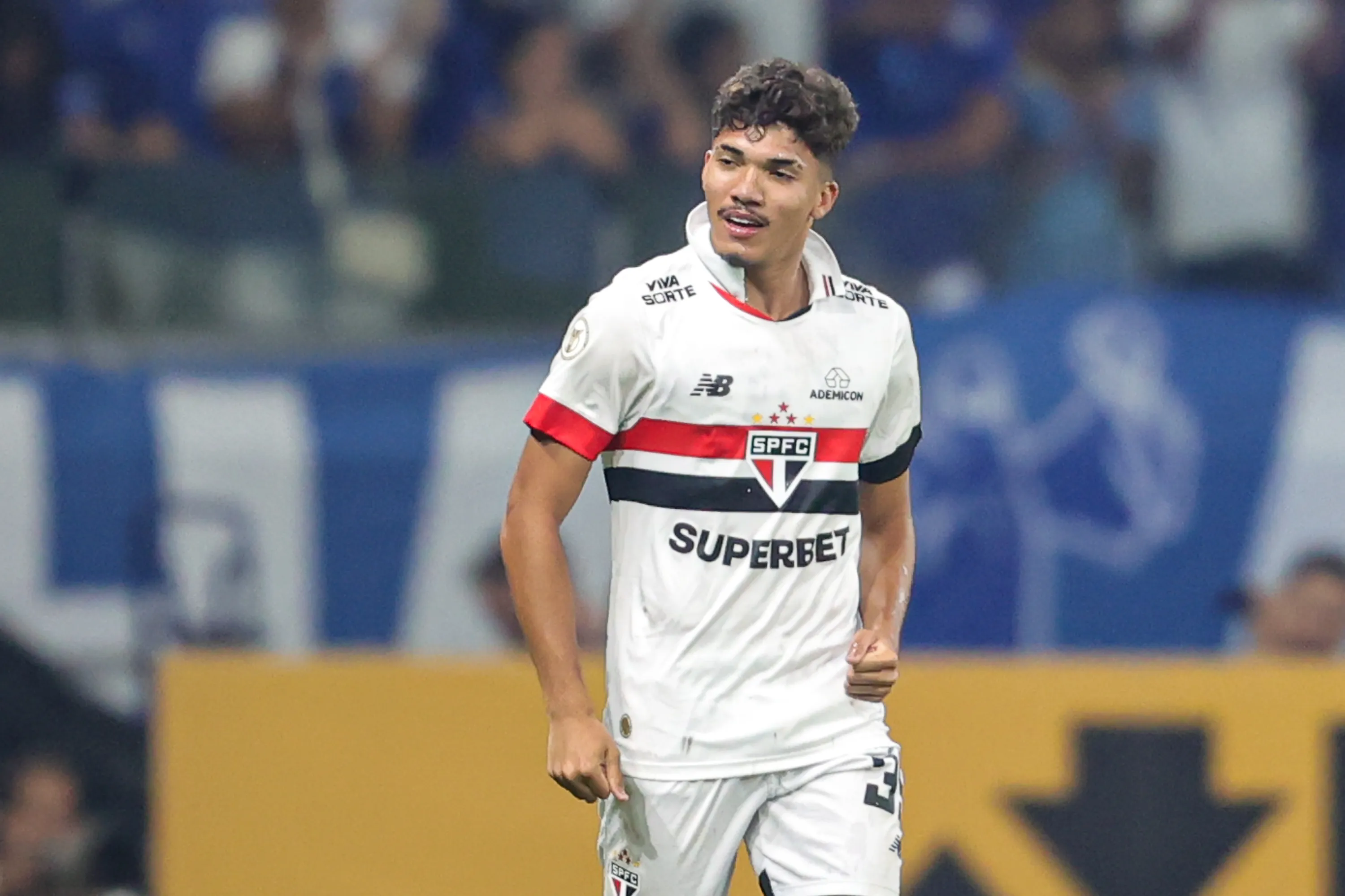 MG – BELO HORIZONTE – 15/09/2024 – BRASILEIRO A 2024, CRUZEIRO X SAO PAULO – William Gomes jogador do Sao Paulo comemora seu gol durante partida contra o Cruzeiro no estadio Mineirao pelo campeonato Brasileiro A 2024. Foto: Gilson Lobo/AGIF