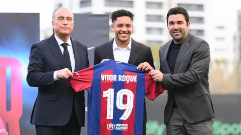 New FC Barcelona player Vitor Roque pose with FC Barcelona Sports Vice-President Rafa Yuste (L) and FC Barcelona Sport Directo Deco as he is unveiled at Ciutat Esportiva Joan Gamper on January 05, 2024 in Sant Joan Despi, Spain. (Photo by David Ramos/Getty Images)