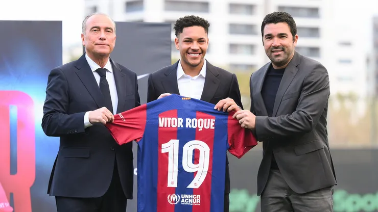 New FC Barcelona player Vitor Roque pose with FC Barcelona Sports Vice-President Rafa Yuste (L) and FC Barcelona Sport Directo Deco as he is unveiled at Ciutat Esportiva Joan Gamper on January 05, 2024 in Sant Joan Despi, Spain. (Photo by David Ramos/Getty Images)
