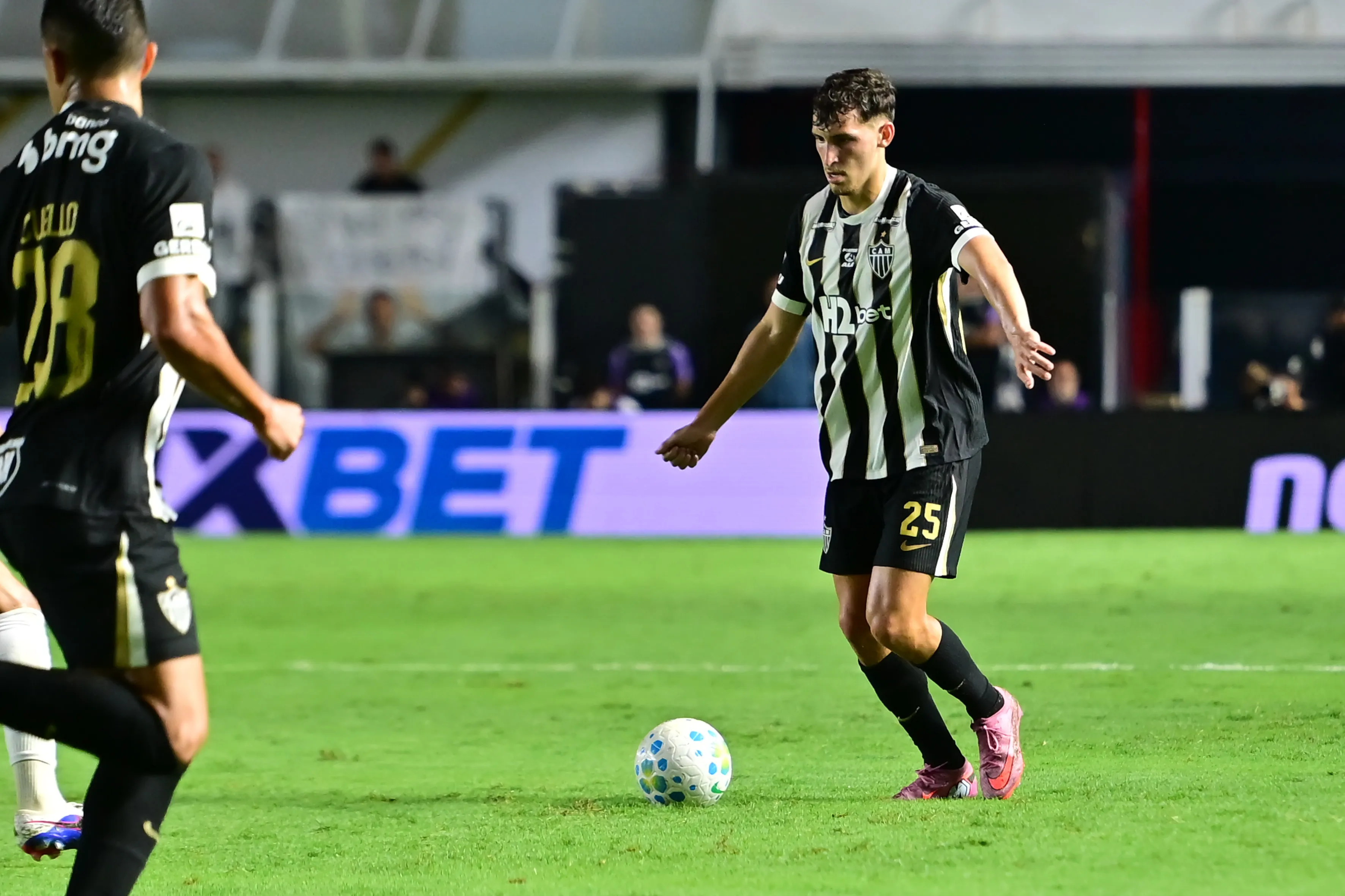SP – SANTOS – 11/04/2026 – BRASILEIRO A 2026, SANTOS X ATLETICO-MG – Tomas Perez jogador do Atletico-MG durante partida contra o Santos no estadio Vila Belmiro pelo campeonato Brasileiro A 2026. Foto: Jota Erre/AGIF