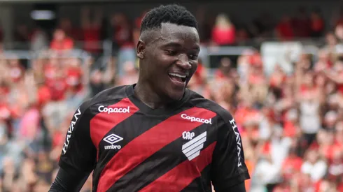 Kevin Viveros durante confronto contra a Chapecoense no Brasileirão de 2026.