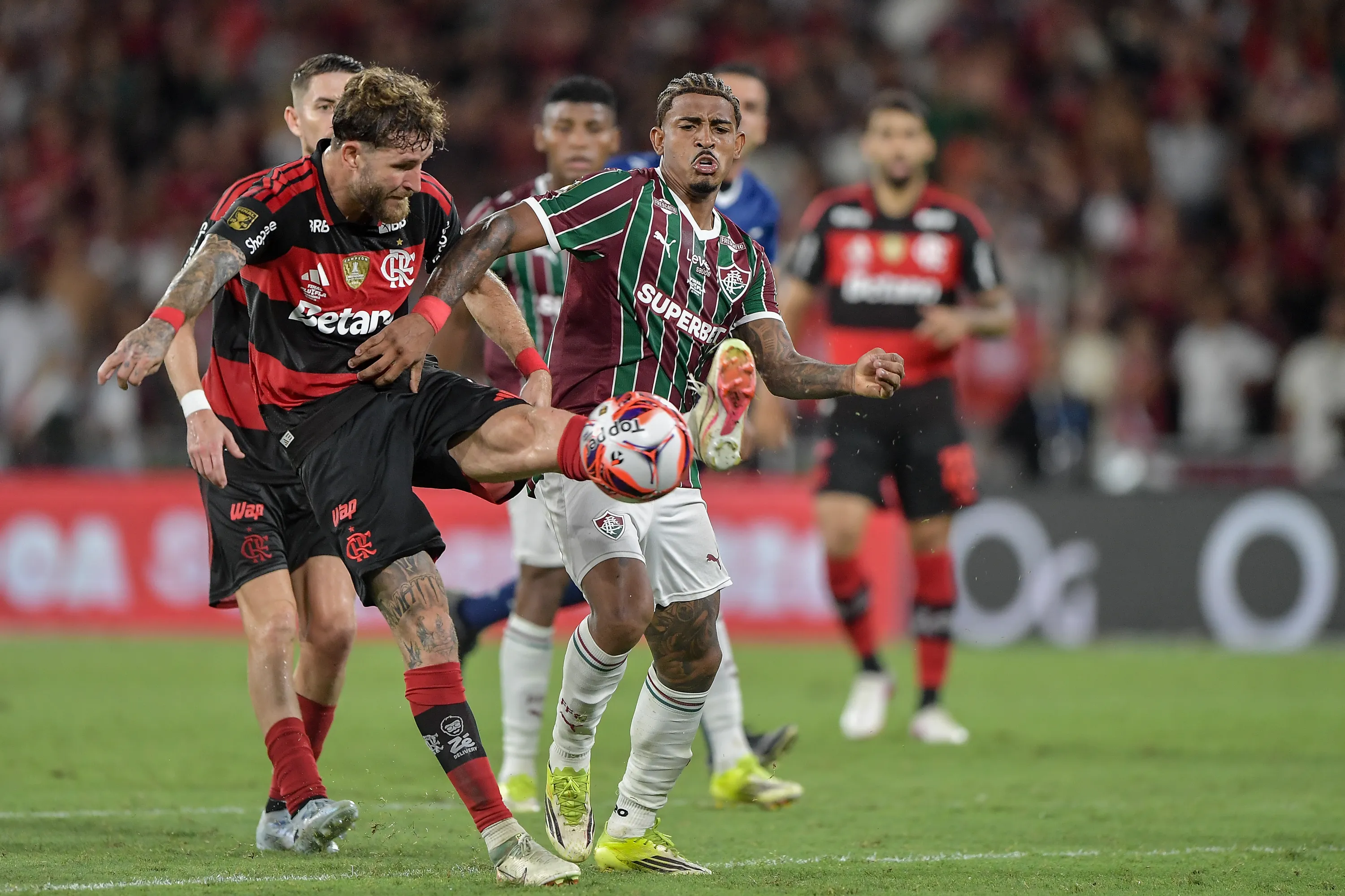 RJ – RIO DE JANEIRO – 08/03/2026 – CARIOCA 2026, FLUMINENSE X FLAMENGO – Leo Pereira jogador do Flamengo disputa lance com John Kennedy jogador do Fluminense durante partida no estadio Maracana pelo campeonato Carioca 2026. Foto: Thiago Ribeiro/AGIF