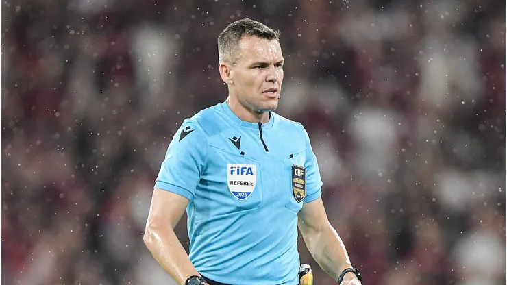 O arbitro Paulo Cesar Zanovelli da Silva durante partida pelo campeonato Brasileiro A 2026. Foto: Thiago Ribeiro/AGIF