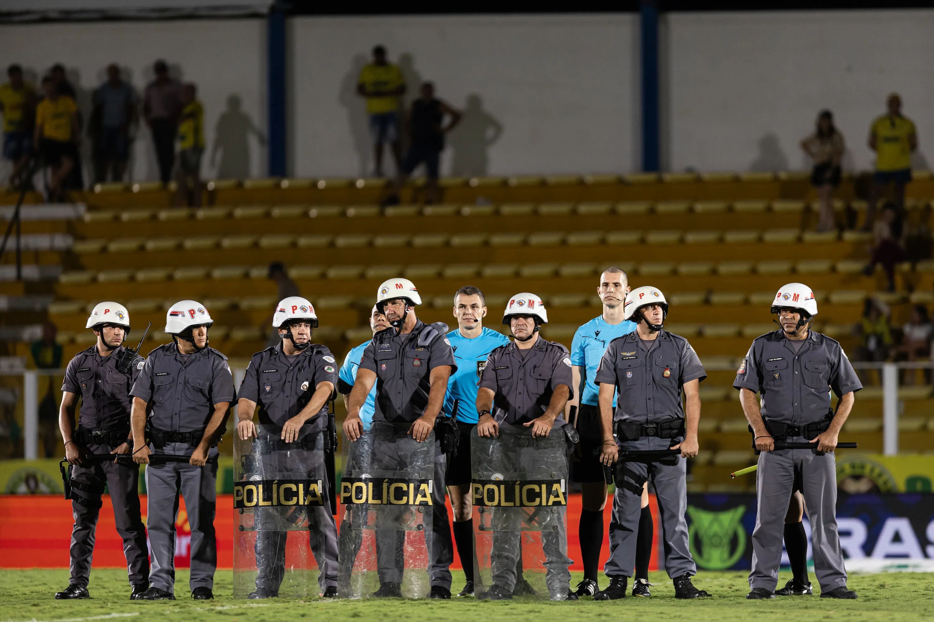 O árbitro Paulo César Zanovelli da Silva durante partida entre Mirassol e Bahia no estádio Jose Maria de Campos Maia pelo campeonato Brasileiro A 2026. Foto: Rainier Moura/RP FOTOPRESS/AGIF