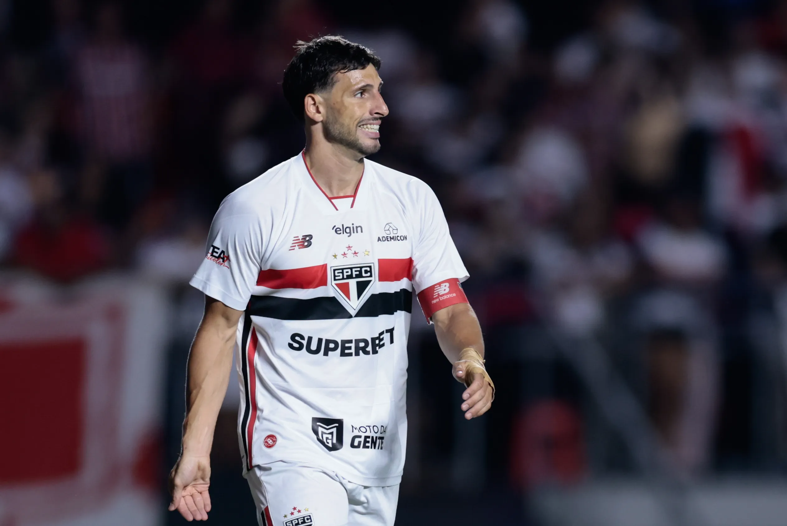 Calleri jogador do Sao Paulo lamenta durante partida contra o Cruzeiro no estadio Morumbi pelo campeonato Brasileiro A 2026. Foto: Marcello Zambrana/AGIF