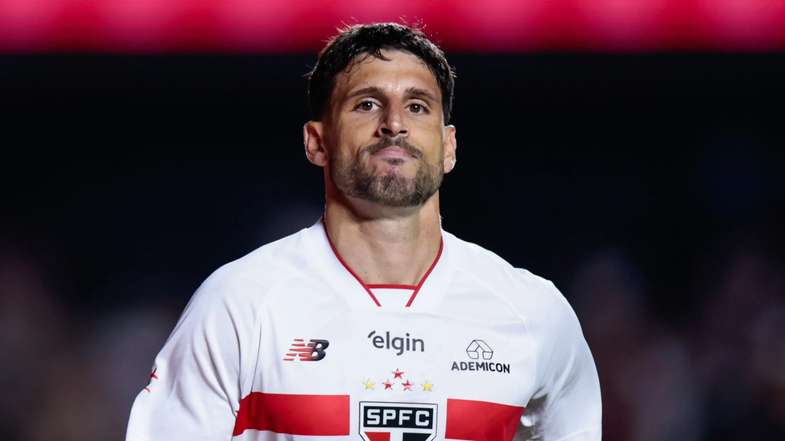 Calleri comemora seu gol durante partida contra o Cruzeiro no Morumbis pelo Campeonato Brasileiro 2026. Foto: Marcello Zambrana/AGIF.