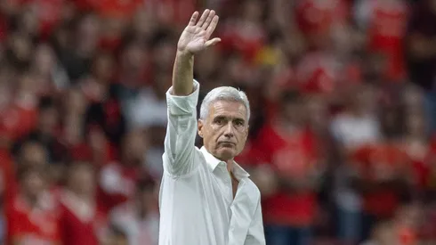 Luis Castro tecnico do Gremio durante partida contra o Internacional no estadio Beira-Rio pelo campeonato Brasileiro A 2026. Foto: Liamara Polli/AGIF