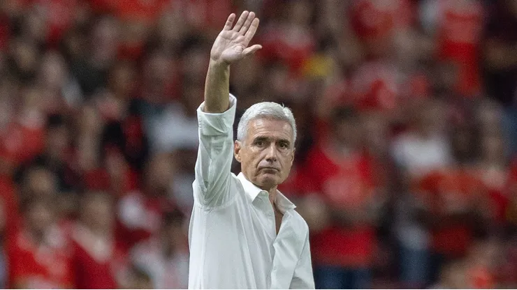 Luis Castro tecnico do Gremio durante partida contra o Internacional no estadio Beira-Rio pelo campeonato Brasileiro A 2026. Foto: Liamara Polli/AGIF
