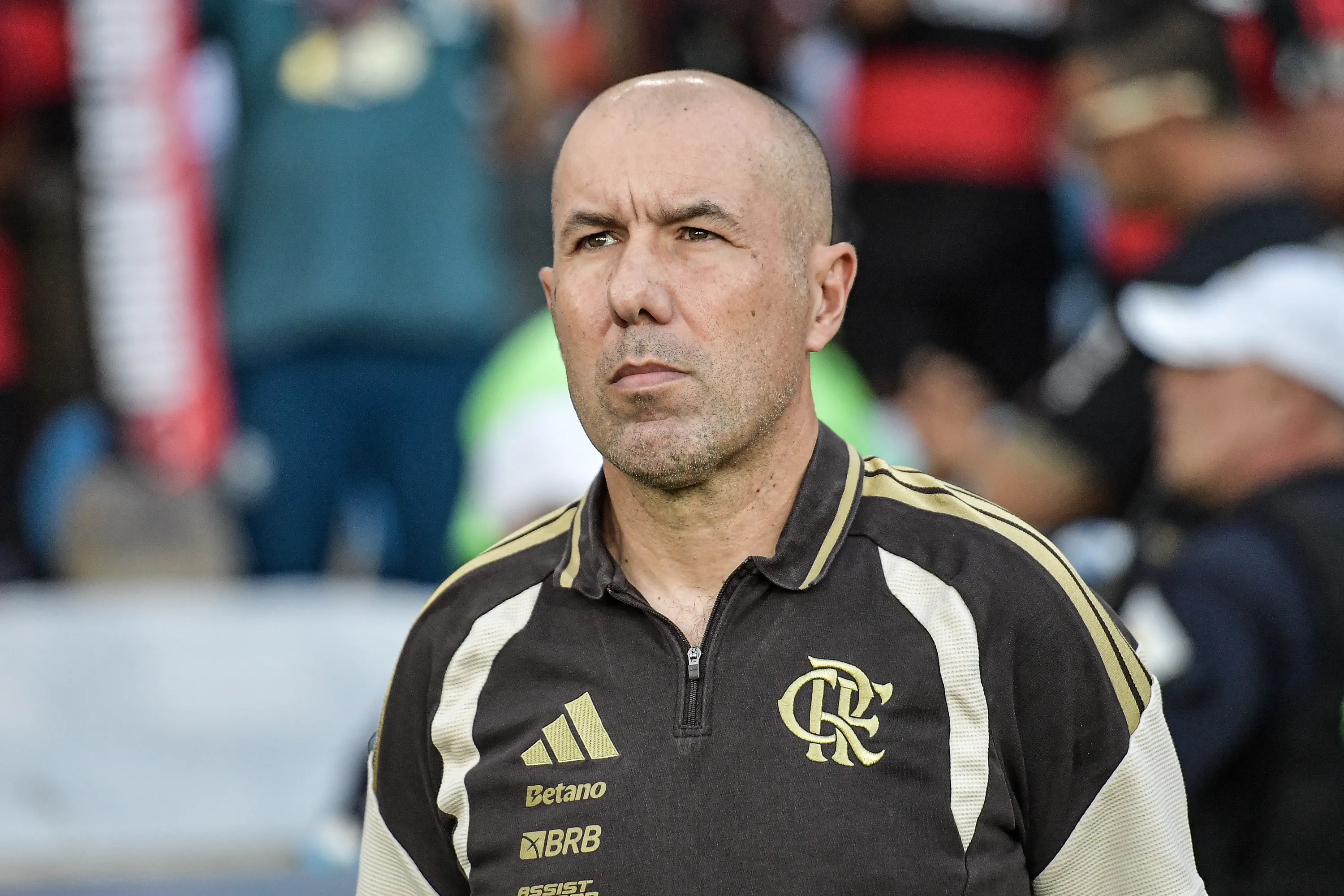 Leonardo Jardim durante a partida contra o Santos no Maracanã pelo Campeonato Brasileiro 2026 – Foto: Thiago Ribeiro/AGIF.