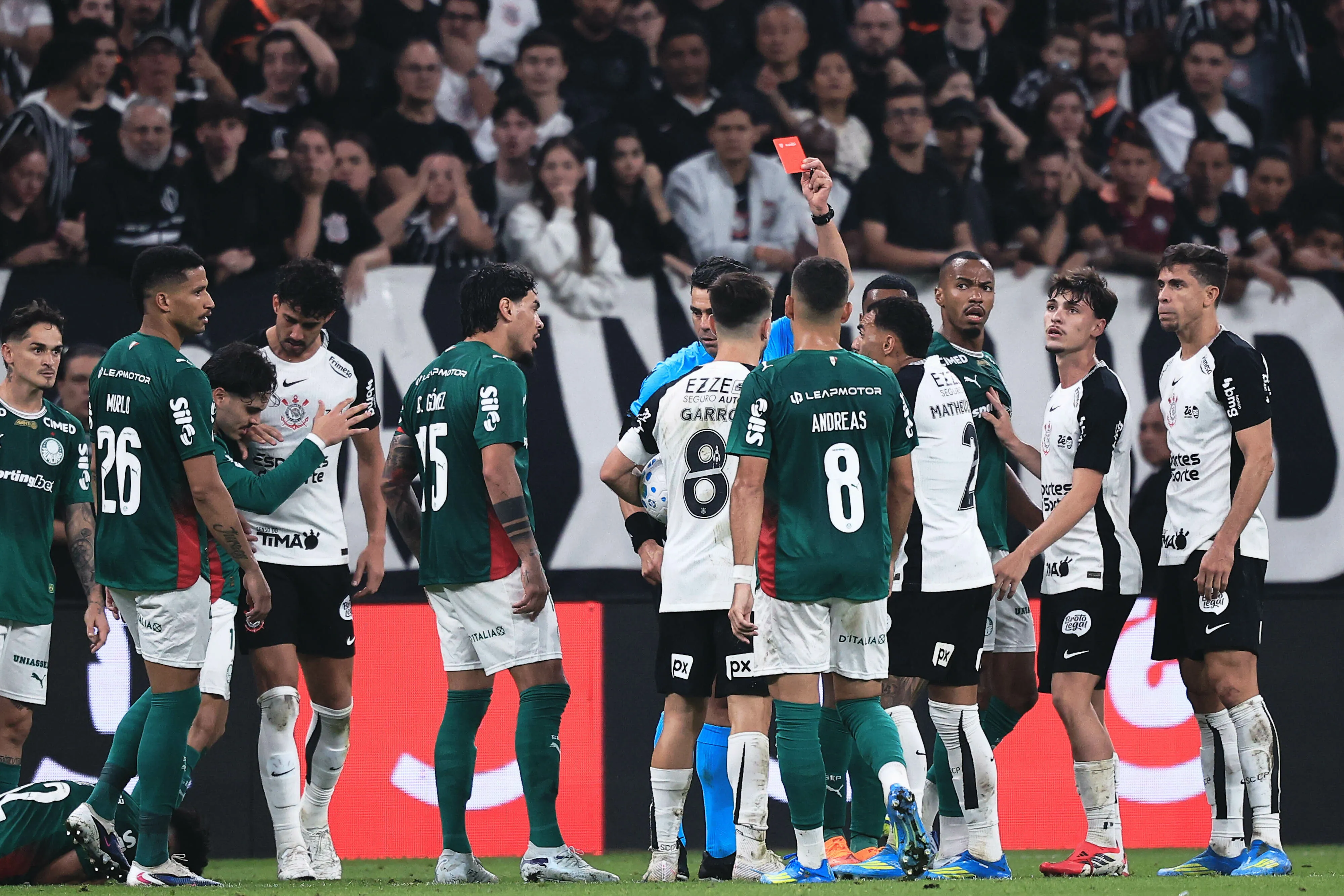 Matheuzinho jogador do Corinthians recebe cartao vermelho do arbitro durante partida contra o Palmeiras no estadio Arena Corinthians pelo campeonato Brasileiro A 2026. Foto: Ettore Chiereguini/AGIF