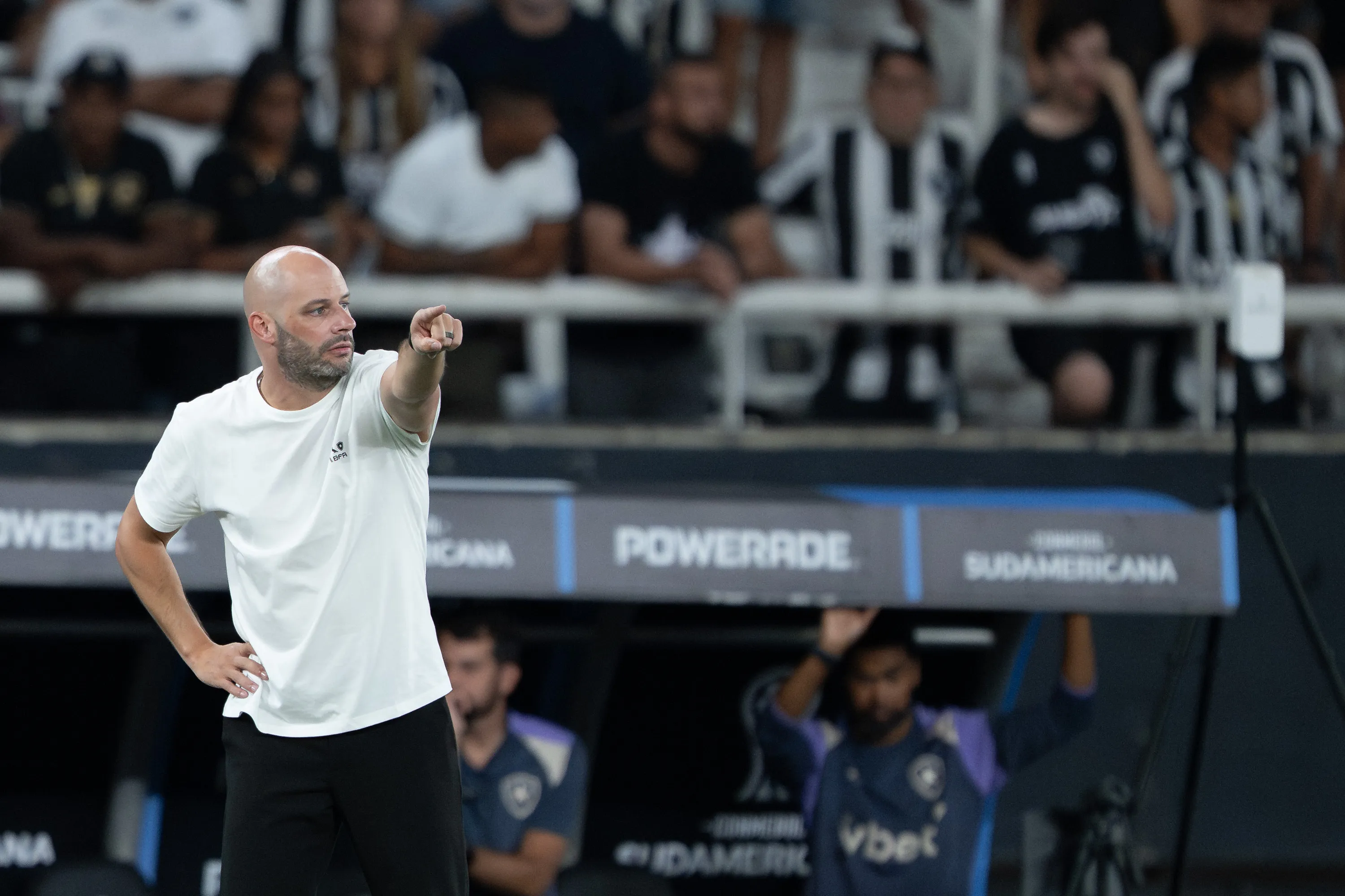 RJ – RIO DE JANEIRO – 09/04/2026 – COPA SUL-AMERICANA 2026, BOTAFOGO X CARACAS – Franclim Carvalho tecnico do Botafogo durante partida contra o Caracas no estadio Engenhao pelo campeonato Copa Sul-Americana 2026. Foto: Jorge Rodrigues/AGIF