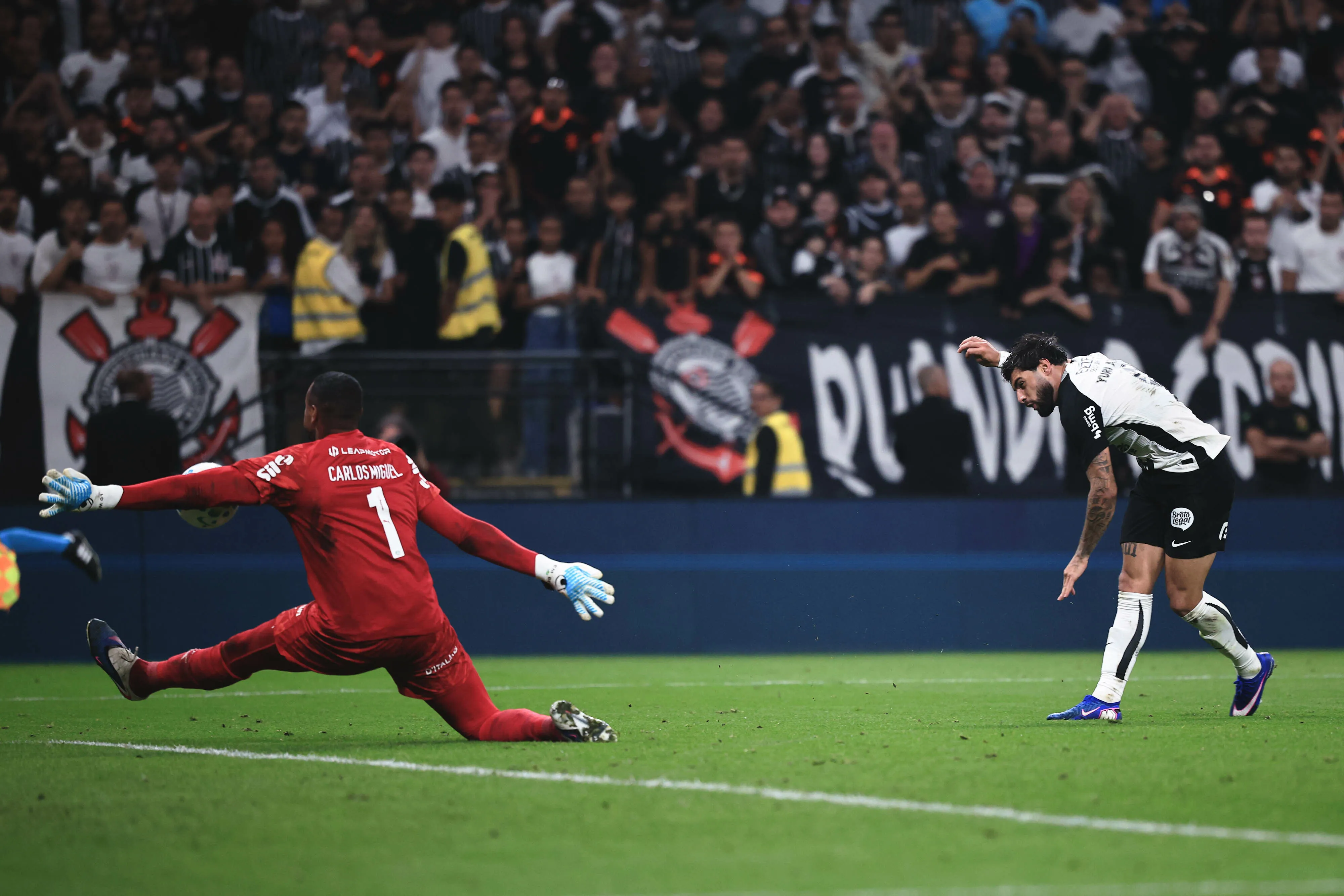 Carlos Miguel goleiro do Palmeiras defende chute de Yuri Alberto jogador do corinthians durante partida contra o Corinthians no estadio Arena Corinthians pelo campeonato Brasileiro A 2026. Foto: Ettore Chiereguini/AGIF