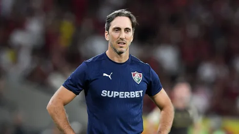 Luis Zubeldia tecnico do Fluminense durante partida contra o Flamengo no estadio Maracana pelo campeonato Brasileiro A 2026. Foto: Thiago Ribeiro/AGIF