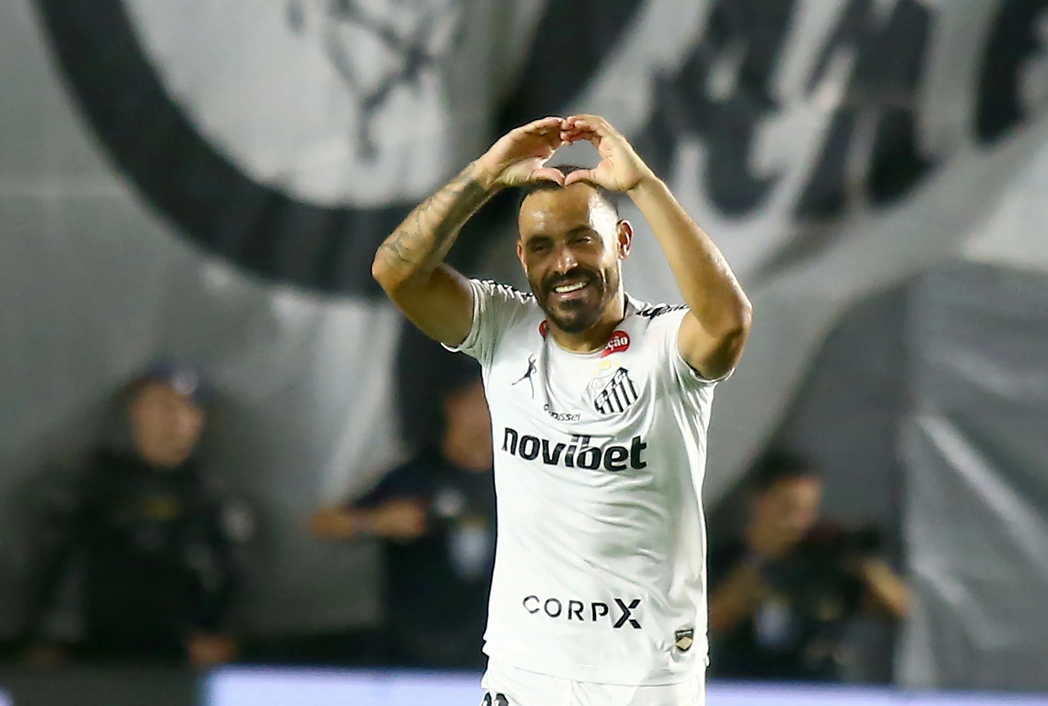 SP – SANTOS – 11/04/2026 – BRASILEIRO A 2026, SANTOS X ATLETICO-MG – Moises jogador do Santos comemora seu gol durante partida contra o Atletico-MG no estadio Vila Belmiro pelo campeonato Brasileiro A 2026. Foto: Mauricio De Souza/AGIF