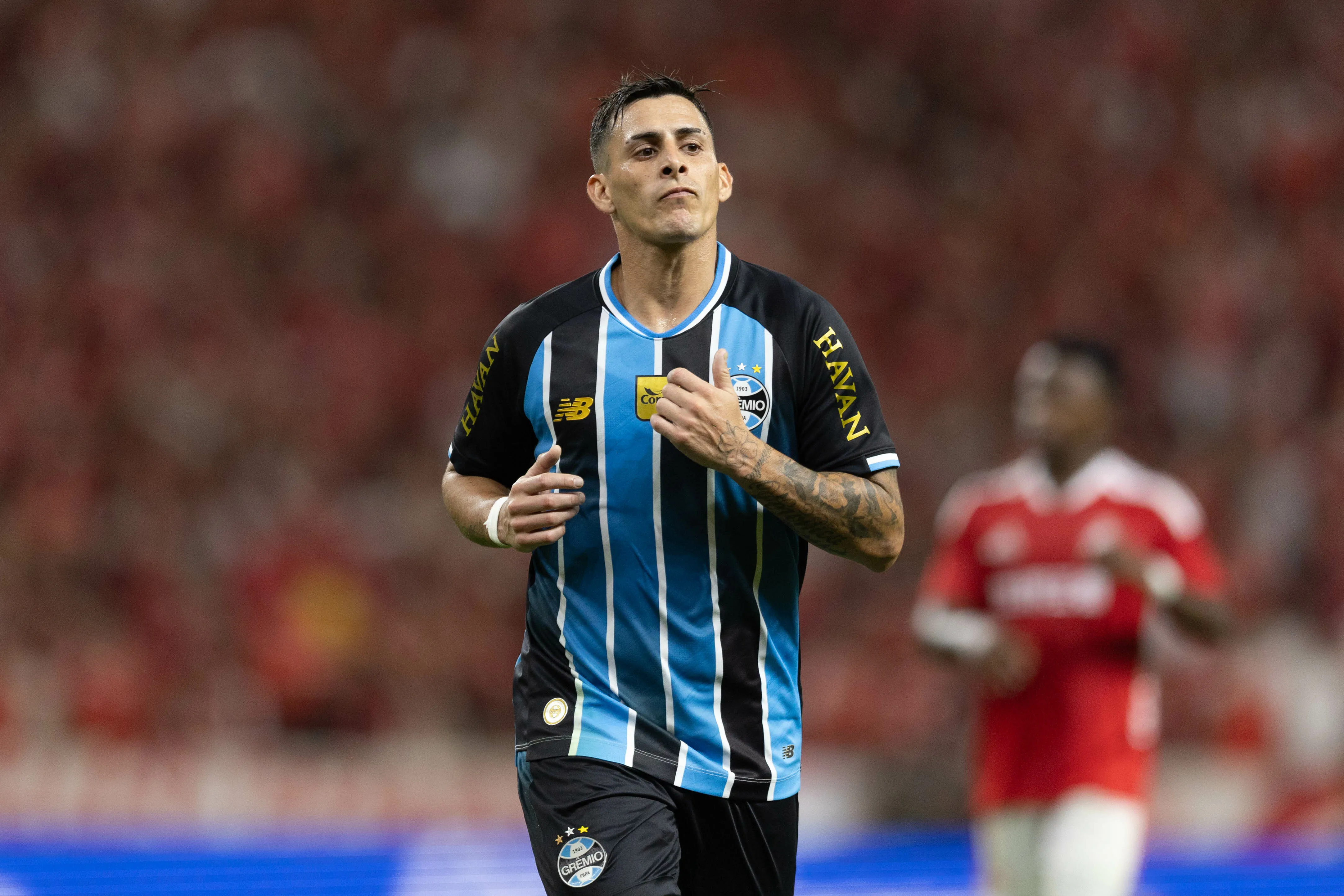 Pavon jogador do Gremio durante partida contra o Internacional no estadio Beira-Rio pelo campeonato Brasileiro A 2026. Foto: Liamara Polli/AGIF