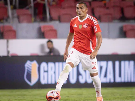 Mercado elogia fase de Carlos Vinícius, atacante rival