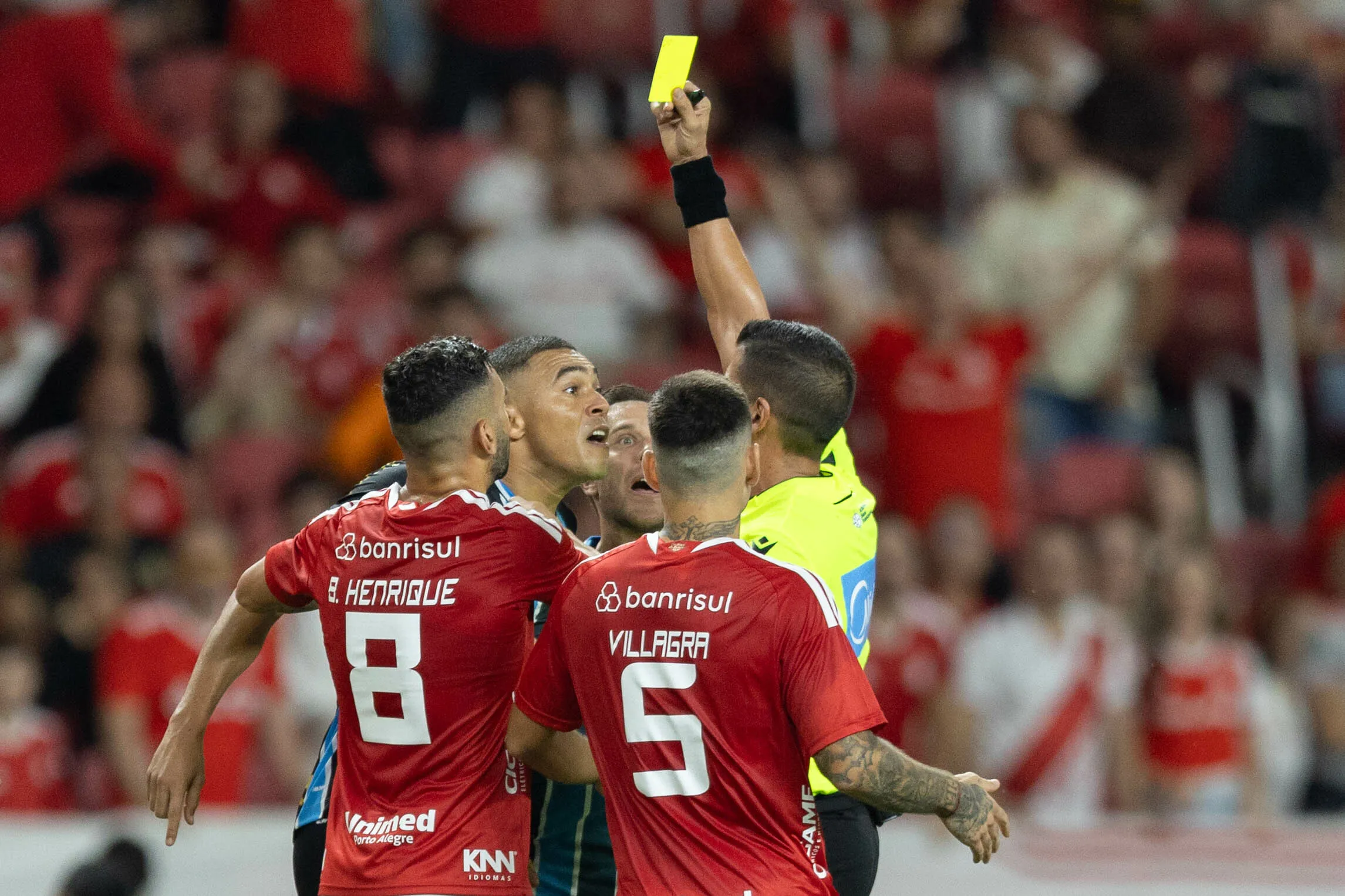 RS – PORTO ALEGRE – 11/04/2026 – BRASILEIRO A 2026, INTERNACIONAL X GREMIO – Carlos Vinicius jogador do Gremio recebe cartao amarelo do arbitro durante partida contra o Internacional no estadio Beira-Rio pelo campeonato Brasileiro A 2026. Foto: Liamara Polli/AGIF