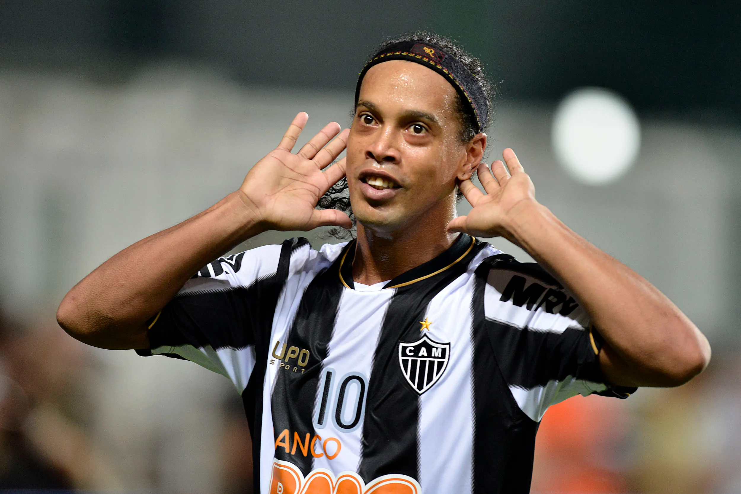 Ronaldinho Gaucho, do Atletico-MG, comemora gol marcado contra o Arsenal, durante partida realizada no estadio Arena Independencia, em Belo Horizonte (MG), nesta quarta (03), valida pelo Copa Libertadores. Foto: Pedro Vilela / Agencia i7