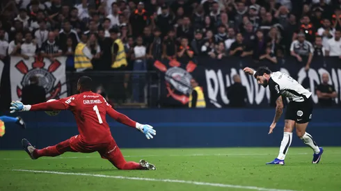 Carlos Miguel goleiro do Palmeiras defende chute de Yuri Alberto jogador do corinthians durante partida contra o Corinthians no estadio Arena Corinthians pelo campeonato Brasileiro A 2026.
