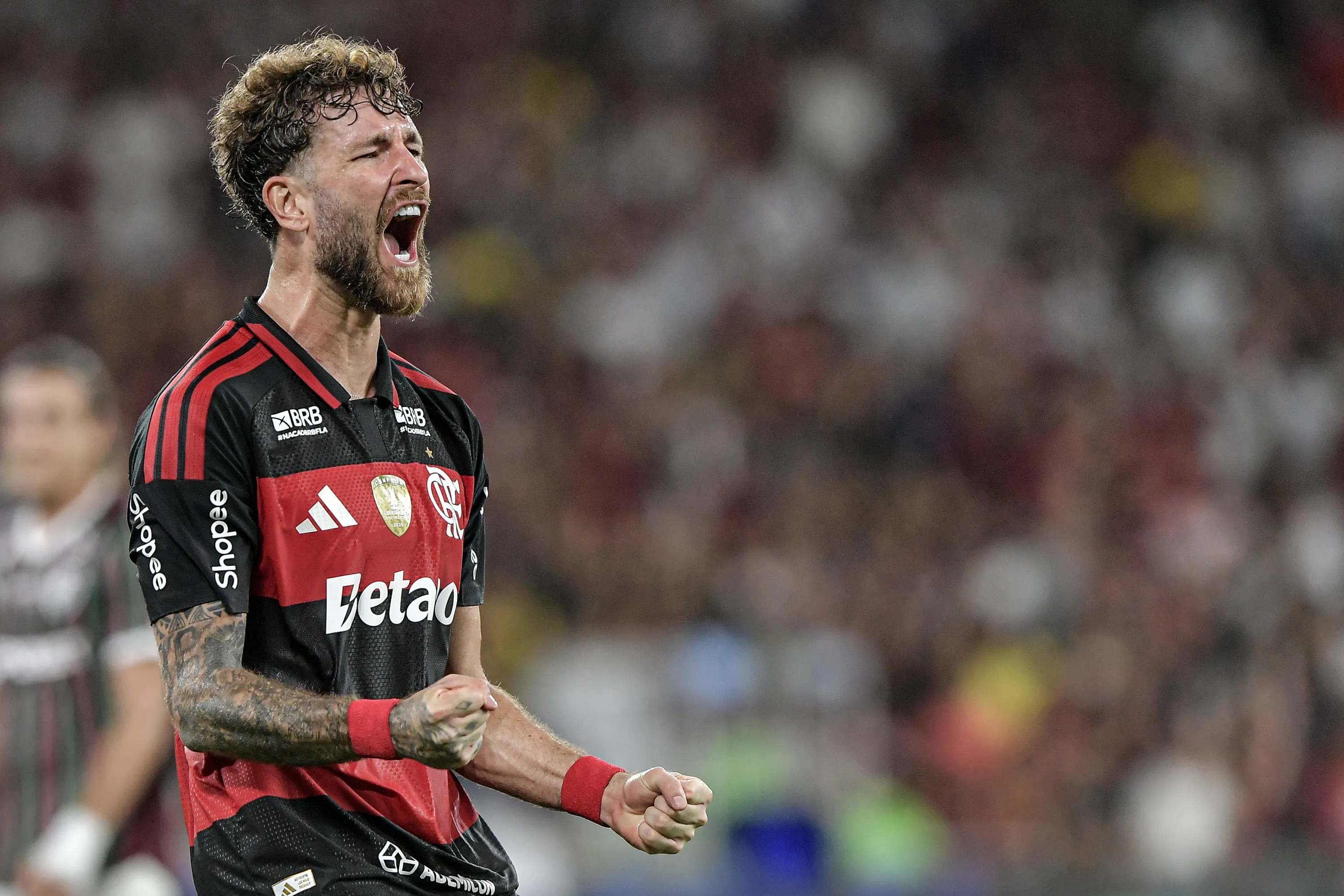 RJ – RIO DE JANEIRO – 12/04/2026 – BRASILEIRO A 2026, FLUMINENSE X FLAMENGO – Leo Pereira jogador do Flamengo durante partida contra o Fluminense no estadio Maracana pelo campeonato Brasileiro A 2026. Foto: Thiago Ribeiro/AGIF