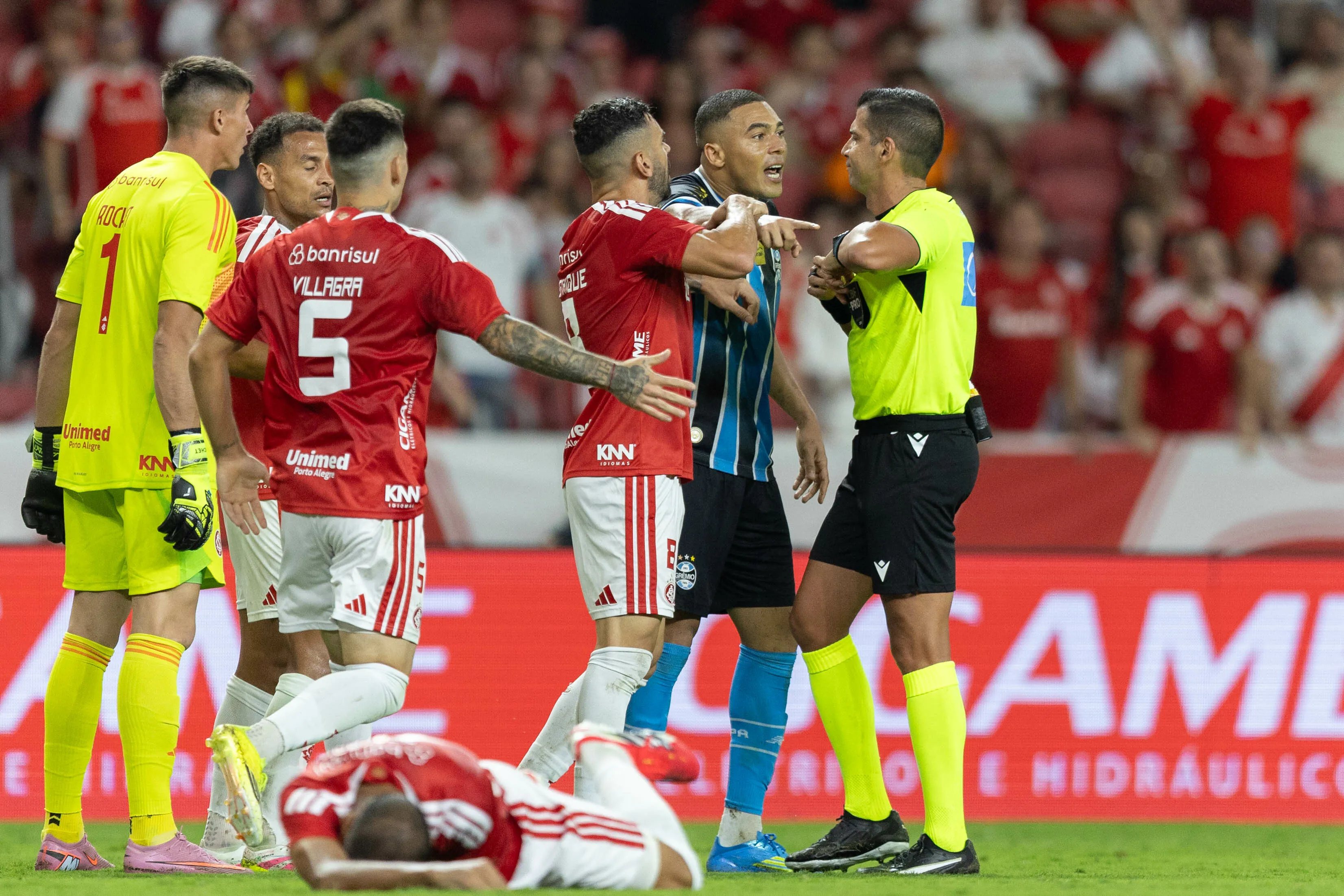 RS – PORTO ALEGRE – 11/04/2026 – BRASILEIRO A 2026, INTERNACIONAL X GREMIO – Carlos Vinicius jogador do Gremio recebe cartao amarelo do arbitro durante partida contra o Internacional no estadio Beira-Rio pelo campeonato Brasileiro A 2026. Foto: Liamara Polli/AGIF