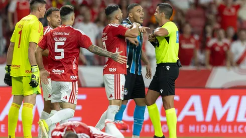 RS - PORTO ALEGRE - 11/04/2026 - BRASILEIRO A 2026, INTERNACIONAL X GREMIO - Carlos Vinicius jogador do Gremio recebe cartao amarelo do arbitro durante partida contra o Internacional no estadio Beira-Rio pelo campeonato Brasileiro A 2026. Foto: Liamara Polli/AGIF