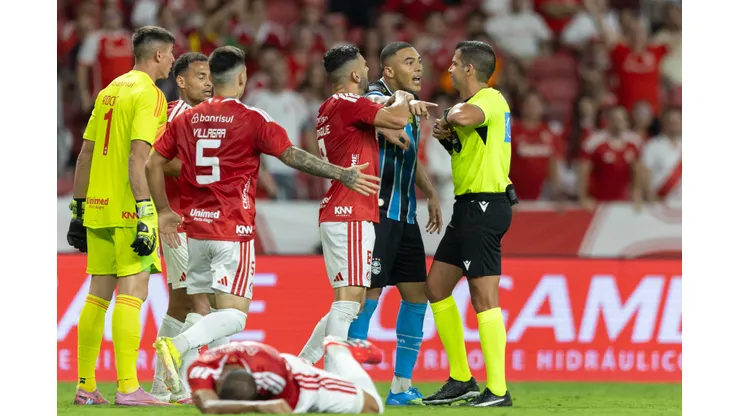 RS - PORTO ALEGRE - 11/04/2026 - BRASILEIRO A 2026, INTERNACIONAL X GREMIO - Carlos Vinicius jogador do Gremio recebe cartao amarelo do arbitro durante partida contra o Internacional no estadio Beira-Rio pelo campeonato Brasileiro A 2026. Foto: Liamara Polli/AGIF