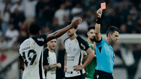 André jogador do Corinthians recebe cartão vermelho do árbitro durante partida contra o Palmeiras no estádio Arena Corinthians pelo campeonato Brasileiro A 2026. Foto: Marcello Zambrana/AGIF