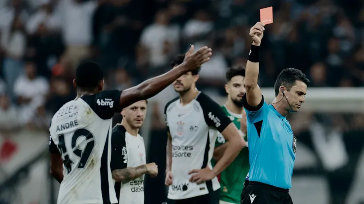 André jogador do Corinthians recebe cartão vermelho do árbitro durante partida contra o Palmeiras no estádio Arena Corinthians pelo campeonato Brasileiro A 2026. Foto: Marcello Zambrana/AGIF