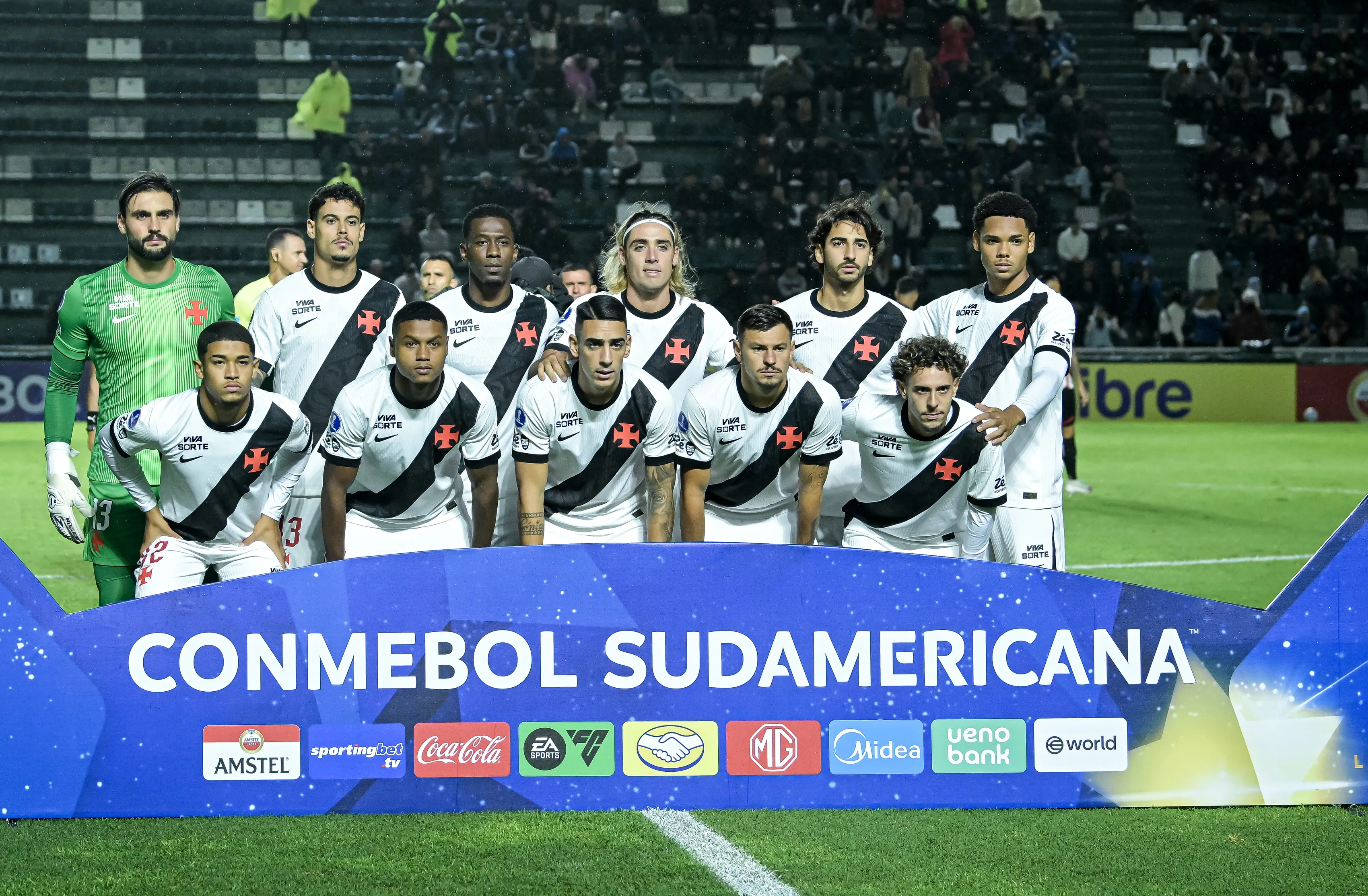 BANFIELD, ARGENTINA – APRIL 7: Players of Vasco Da Gama pose prior to a Copa CONMEBOL Sudamericana 2026 group G match between Barracas Central and Vasco Da Gama at Florencio Sola Stadium on April 7, 2026 in Buenos Aires, Argentina. (Photo by Marcelo Endelli/Getty Images)