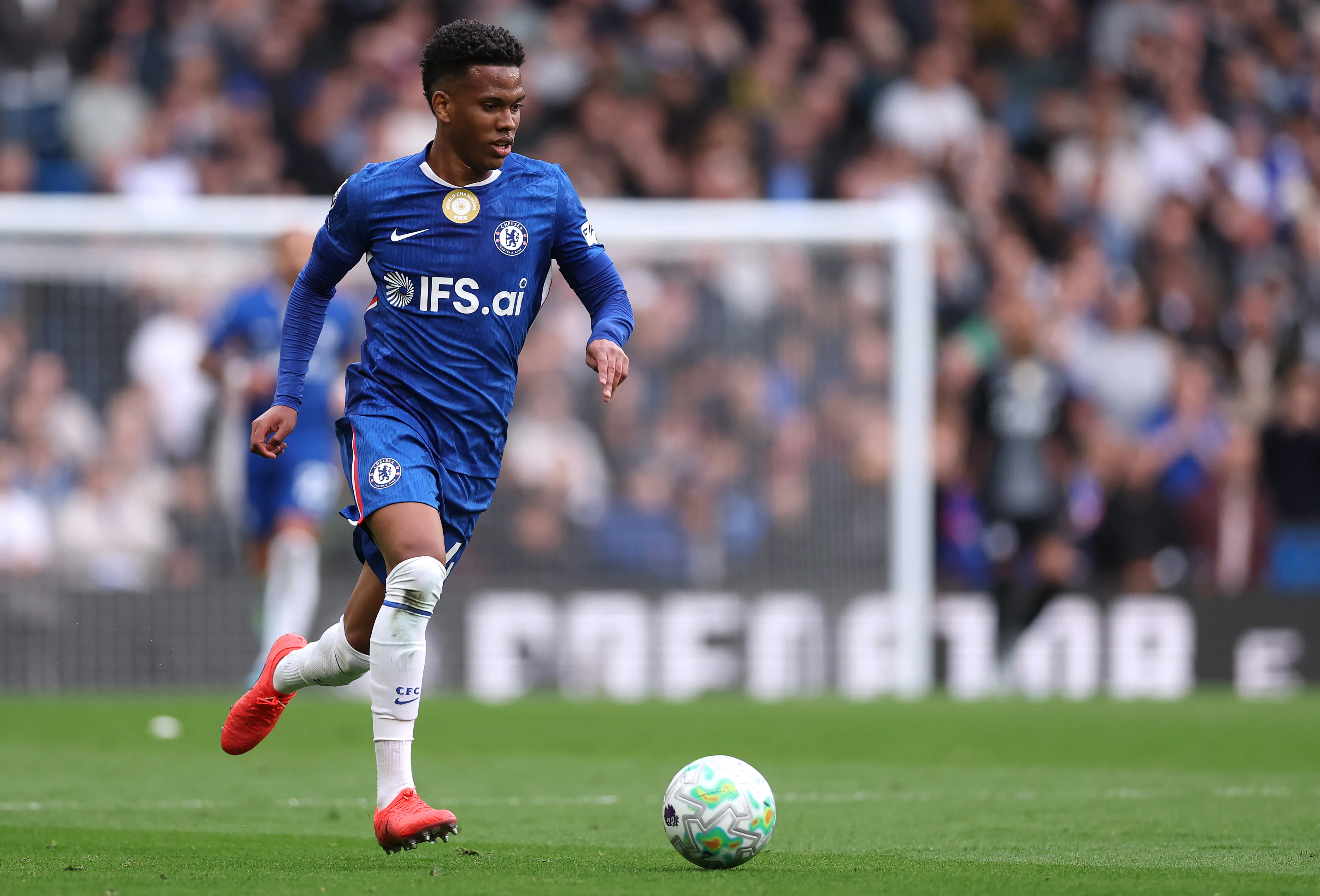 Estevão, do Chelsea, controla a bola durante a partida da Premier League entre Chelsea e Manchester City, em Stamford Bridge, em 12 de abril de 2026, em Londres, Inglaterra. (Foto de Ryan Pierse/Getty Images)